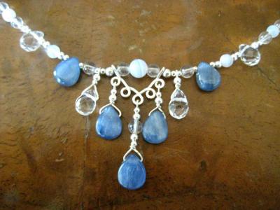 Disthen,blaugebänderter Chalcedon und Bergkristall .jpg