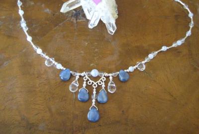 Disthen,blaugebänderter Chalcedon+Bergkristall.jpg