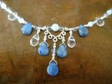 Disthen,blaugebänderter Chalcedon und Bergkristall .jpg