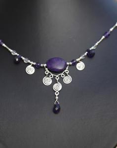 Sugilith,Amethyst und Bergkristall.jpg